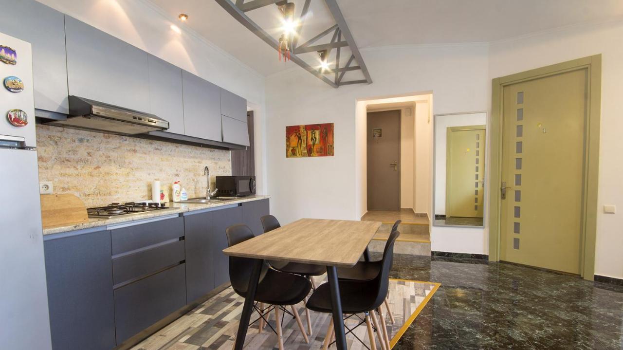 4 Bedroom Apartment On Liberty Square Тбилиси Екстериор снимка